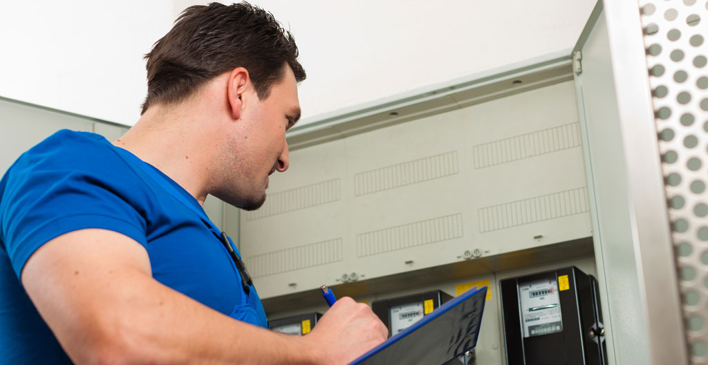 Compteur électrique numérique professionnel affichant puissance dans local technique industriel