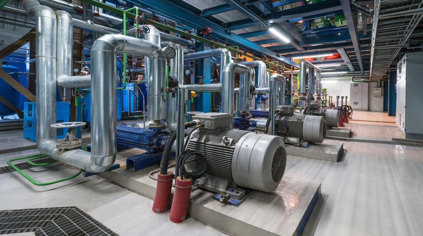 Technicien dans une installation industrielle vérifiant des équipements de gaz naturel pour une démarche d'exonération de la TICGN